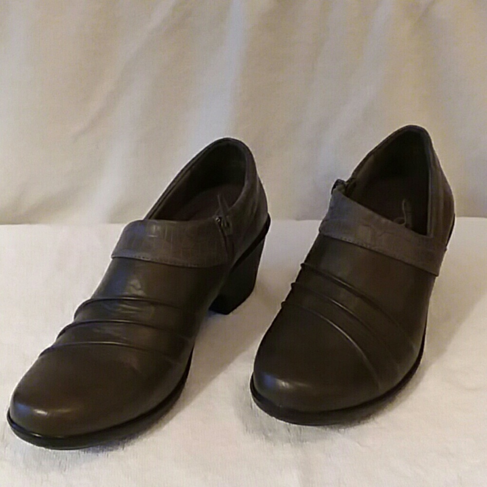 Easy Street gray shoe boot with croco